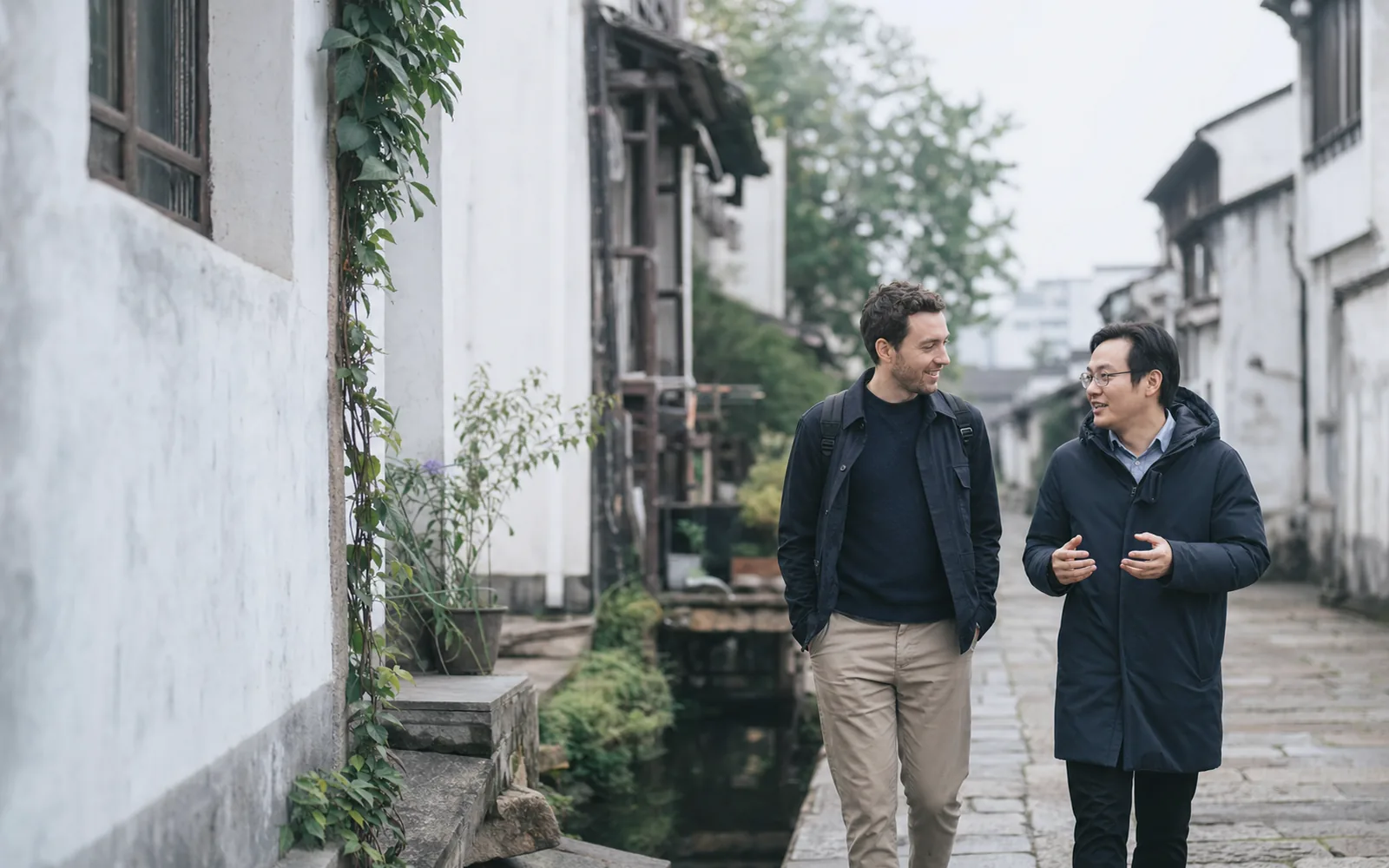 旅行者与在地向导行走交流的城市街巷氛围影像